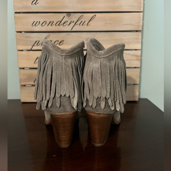 Frye Gray Fringe Short Boots size 6B Ilana Bootie Ankle Boot Western - Picture 4 of 13